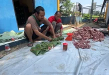 Peduli Lingkungan, Jurnalis Jakarta Utara Bungkus Daging Kurban Pakai Daun Pisang