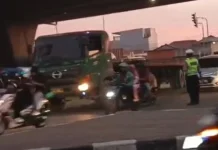 Truk Kontainer Terjebak Macet Panjang di Tanjung Priok-Cilincing
