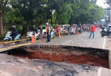 Jalan Amblas di Lenteng Agung Sebabkan Arus Jakarta–Depok Tersendat