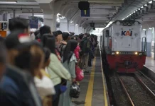 KAI Commuter Imbau Jangan Loncat saat Kereta Belum Berhenti
