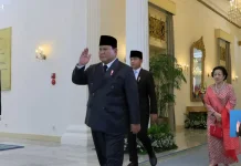 Presiden Prabowo Tiba di Mimbar Upacara, Didampingi Gibran dan Megawati