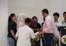 Mentan Serahkan Gaji Dosen untuk Mahasiswa
