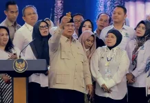 Sambil Pegang Potongan Ayam, Presiden Prabowo Minta Porsi MBG Diawasi