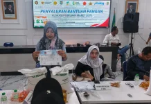 Kemensos Salurkan Bantuan Beras dan Minyak untuk Warga Bekasi
