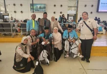 Solidaritas Petugas Haji Ringankan Beban Lansia Kendal
