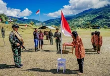 Serahkan Senpi, 8 Eks Anggota OPM Kembali ke Pangkuan NKRI