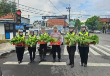 Satlantas Sampang Bagikan Sayuran untuk Kampanyekan Tertib Lalu Lintas