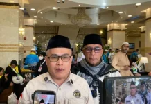 Petugas Timbang Koper Jemaah saat Pemulangan Gelombang Kedua