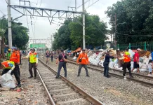 KAI Services Bersihkan Jalur Rel Pasar Senen sampai Gang Sentiong