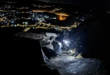 Jemaah Haji Indonesia Taklukkan Ribuan Anak Tangga Jabal Nur