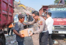 Sambut Hari Bhayangkara, Polri Salurkan Bansos untuk Warga TPA Burangkeng