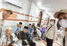 Kisah Petugas Safari Wukuf Dampingi Jemaah Lansia Asal Lampung