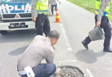 Cegah Kecelakaan, Satlantas Batu Bara Tambal Jalan Berlubang di Jalinsum