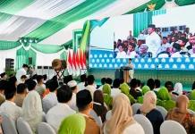 Momen Hangat Presiden Lihat Kapolri dan Panglima TNI Berkopiah dalam Konbes NU
