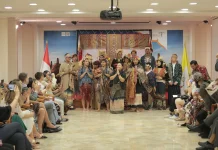 KBRI Takhta Suci Promosikan Wastra Nusantara Lewat Peragaan Busana OERIP di Roma