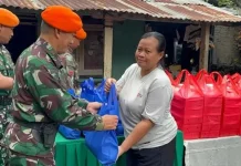 Korpasgat TNI AU Gelar Jumat Berkah, Bagikan Sembako hingga Makanan