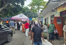 KAI Services Tukar Sampah 57 Keluarga Pasar Gaplok dengan Sembako