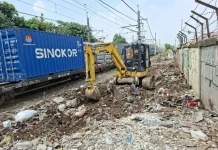 KAI Daop 1 Tertibkan Bangunan Liar di Jalur Pasar Senen