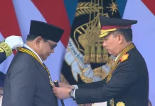 Kapolri Anugerahkan Medali Loka Praja Samrakshana kepada Presiden Prabowo