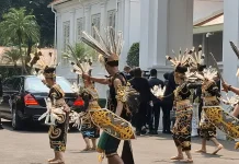 Tari Enggang Sambut Kedatangan Presiden Belarus di Istana Merdeka