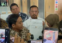 Menhut Tunjukan Surat Pengembalian Amplop Bupati Kuansing