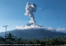 Gunung Lewotobi Laki-laki Erupsi, Kolom Abu Capai 1,4 Kilometer
