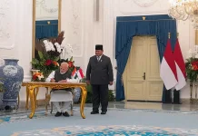 Presiden Prabowo Saksikan PM India Tandatangani Buku Tamu di Istana Merdeka
