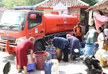 BPBD Bekasi Salurkan 10 Ribu Liter Air Bersih untuk Warga Desa Ridogalih