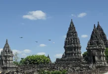 Presiden Prabowo dan PM Modi Meninjau Candi Prambanan dari Helikopter
