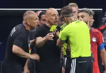 Peragakan Gestur Anti-Rasisme, Hossam Hassan Kena Kartu Kuning dari Wasit