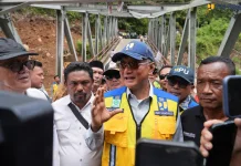 Menteri PU Apresiasi Gotong Royong Warga Jaga Akses Jembatan Enang-Enang