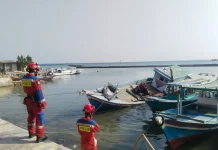 Gulkarmat Evakuasi Kapal Bocor di Perairan Pulau Pari, Tak Ada Korban