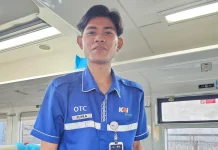 Petugas Kebersihan KAI Services Kembalikan Dompet Penumpang di Surabaya