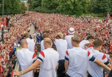 Ribuan Warga Oslo Sambut Timnas Norwegia dengan Selebrasi 'Viking Row'