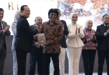 Adian Napitupulu Terima Buku Anotasi KUHAP dari Komisi III