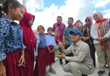 Wamendikdasmen Fajar Sapa Peserta MPLS Anak Suku Bajo di Wakatobi