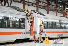 Petugas KAI Services Pasok Air Bersih sepanjang Perjalanan Kereta