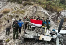 Satgas TNI dan Warga Evakuasi Puing Pesawat Pilatus di Balinggama