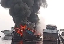 12 Unit Damkar Dikerahkan Padamkan Tiga Kapal Terbakar di Muara Angke