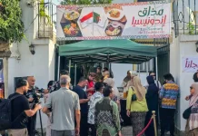 Luncurkan Program Gastrodiplomasi, KBRI Alger Bagikan Sate Ayam Gratis