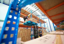 Petugas Logistik KAI Services Amankan Pasokan Makan Penumpang