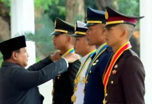 Presiden Prabowo Sematkan Penghargaan Adhi Makayasa ke Empat Perwira TNI-Polri