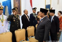 Presiden Prabowo Beri Penghormatan kepada Orang Tua Perwira TNI-Polri Baru