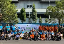 DLH Bekasi Bersih-bersih Sampah Plastik dan Tanam Pohon di Sungai Cikadu