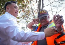 Kemenhub Salurkan 1.690 Life Jacket untuk Nelayan Cilacap