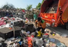 Sampah Menumpuk di TPS Marunda, Warga Keluhkan Bau Tak Sedap