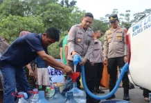 Polres Tangsel Salurkan Air Bersih untuk Warga Terdampak Kekeringan