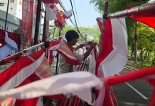 'Gerobak Merah Putih', Kisah Pedagang Menjemput Rezeki di Bulan Kemerdekaan