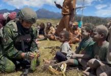 TNI Salurkan 2 Ton Sembako untuk Warga Terdampak Kekeringan di Puncak Papua