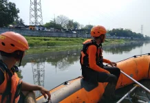 Basarnas Lanjutkan Pencarian Pemuda Tenggelam di Kali Banjir Kanal Barat